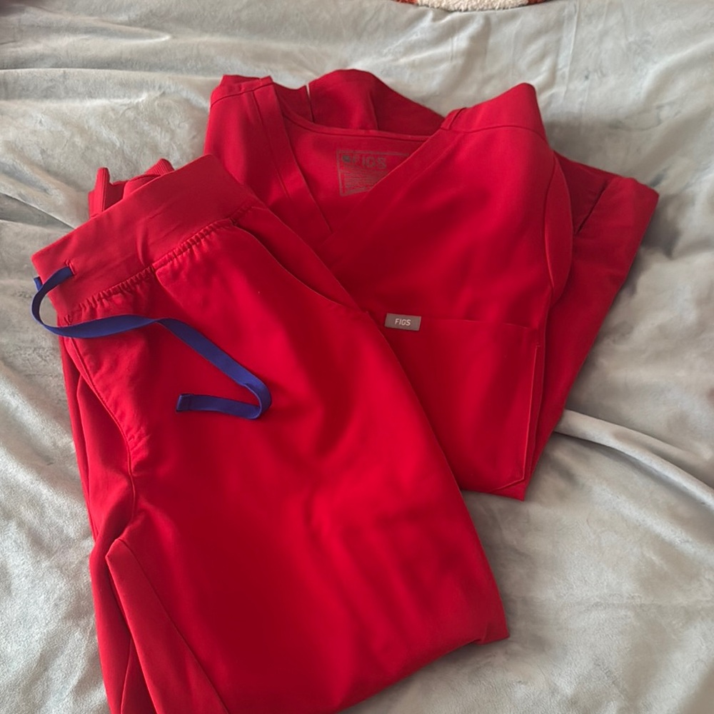 FIGS USA red Medium Petite scrub jogger set